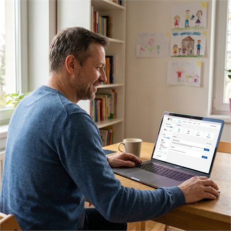 Rozmowa o wdrożeniu systemu e-Stołówka przy laptopie
